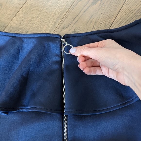 Guess Tori Off-The-Shoulder Ruffle Dress - Picture 5 of 8